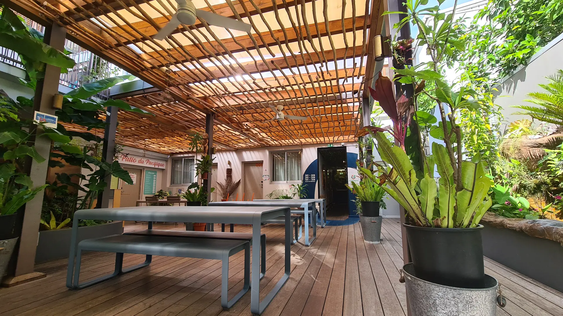 Prenez l'air et profitez de notre patio du Pacifique !