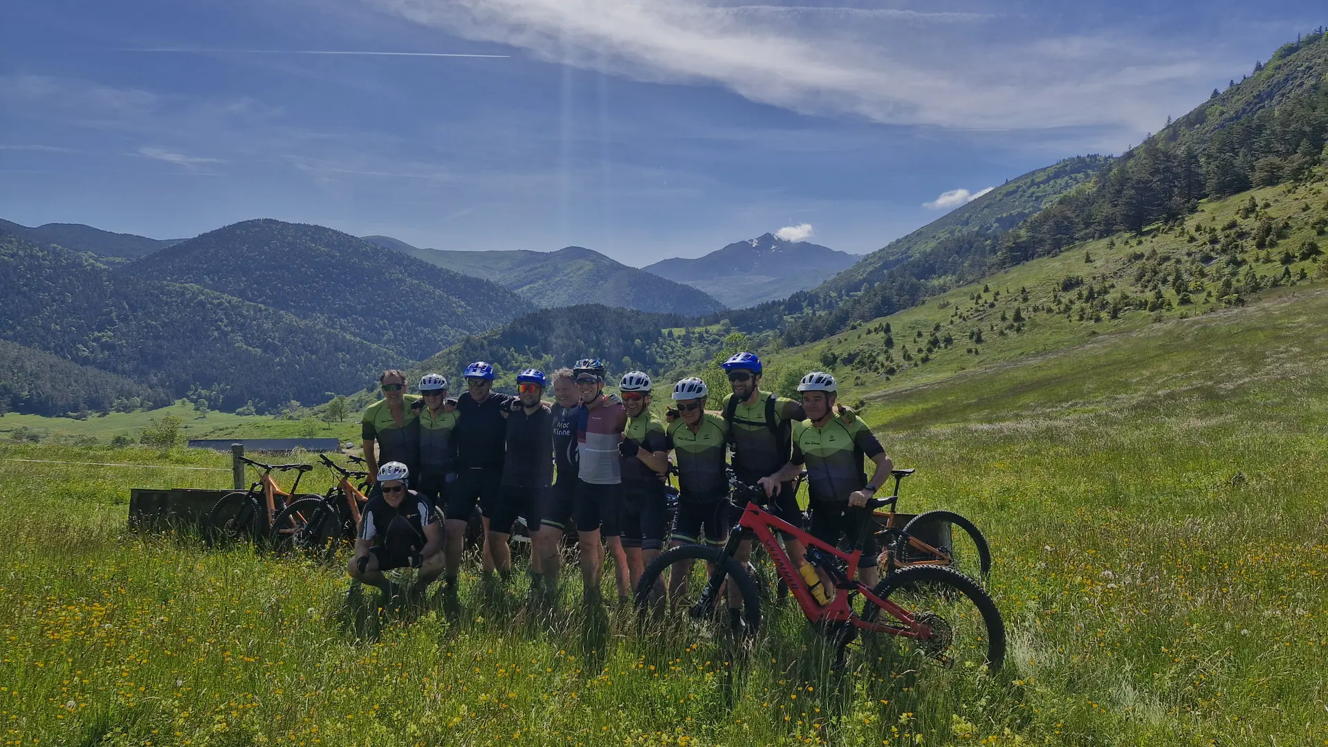 Un groupe à vélo avec un superbe paysage derrière