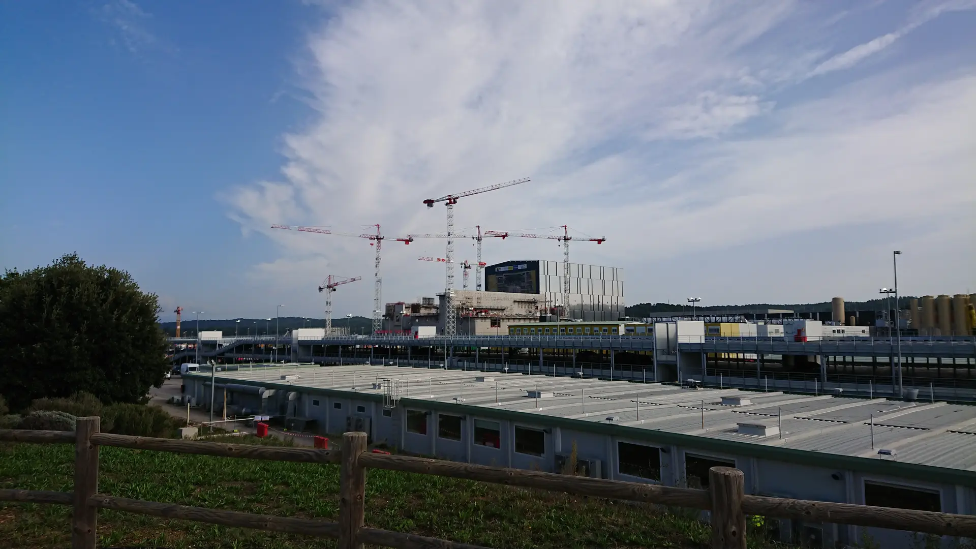 Centre d'acceuil avec vue sur le site