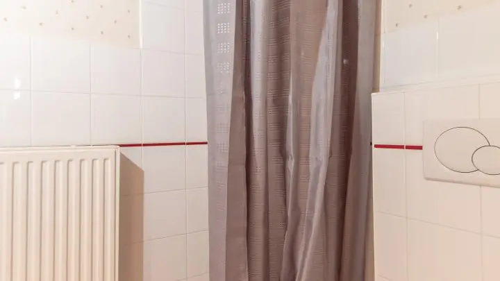 La salle d'eau commune, lavabo, douche, wc et machine à laver