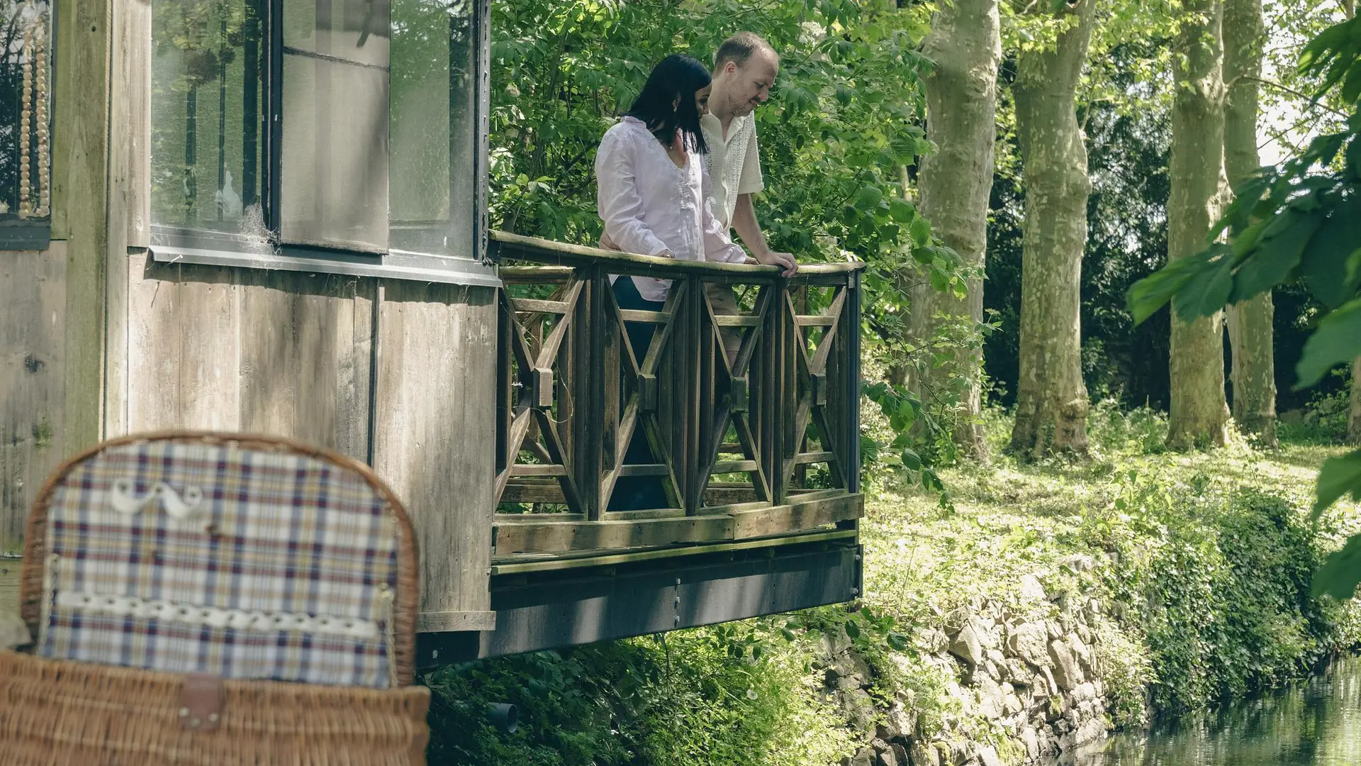 Séjour romantique au bord de l’eau – Terrasse privée de la Cabane Glass avec vue sur le bassin