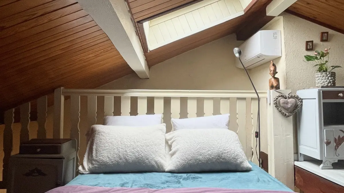 La chambre en mezzanine, basse de plafond, mais tellement cosy.
