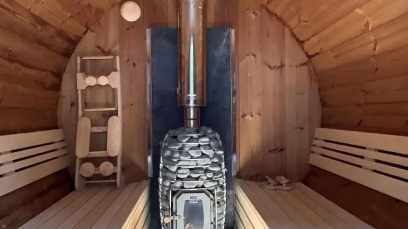 Sauna traditionnel chauffé au pôele à bois