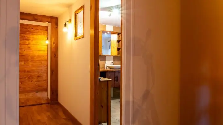Accès salle de bains et chambre 4