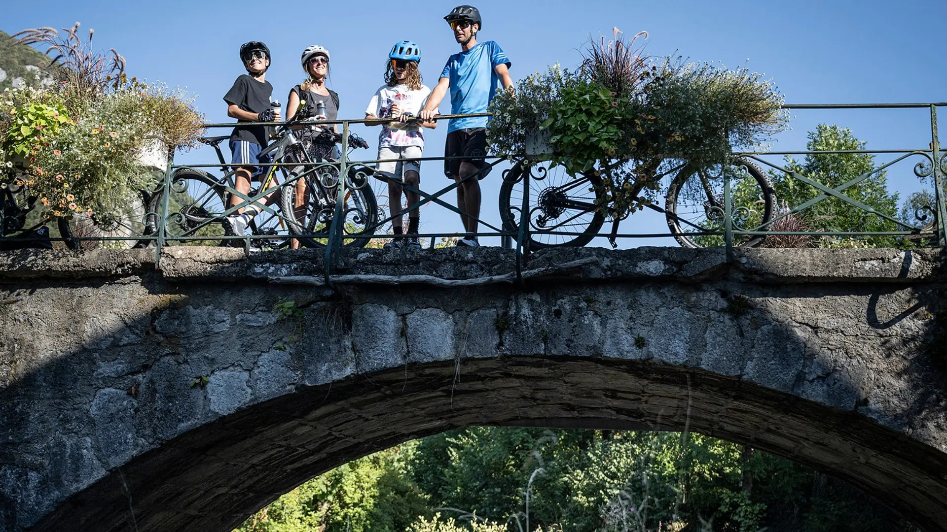 VTTistes sur le pont de Verthier