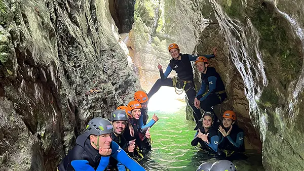 Groupe de personnes dans un canyon