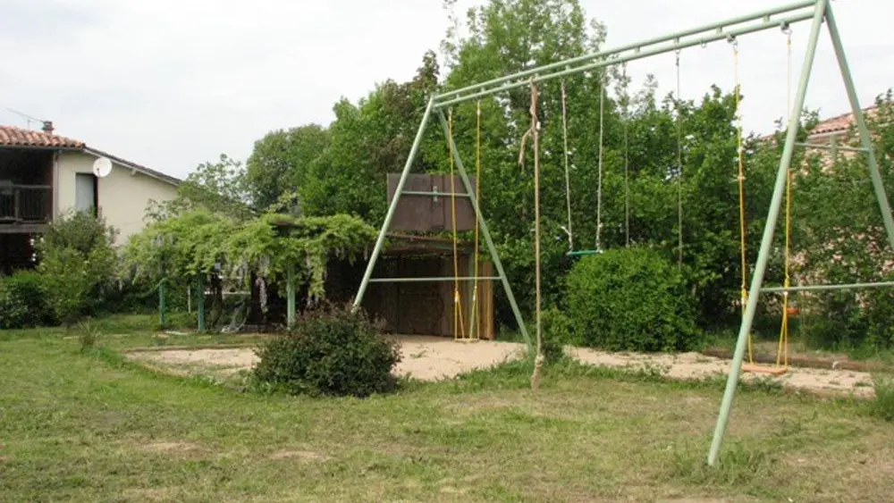Parking auto et espace jeux enfants + table de ping-pong
