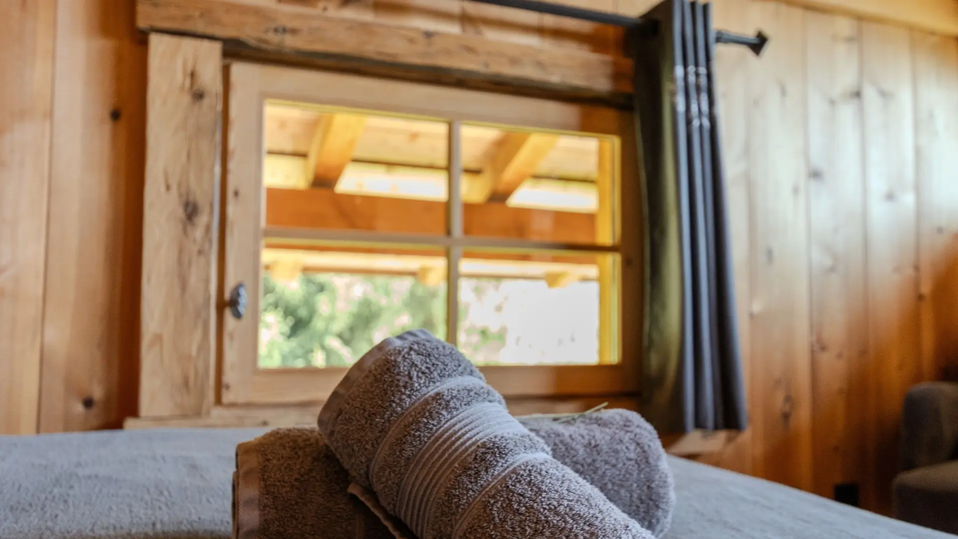 Une vaste suite avec salle de bain, espace bureau