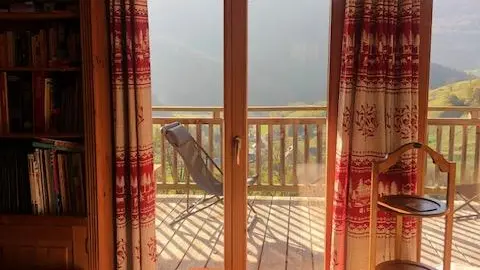Salon donnant sur une grande terrasse au soleil