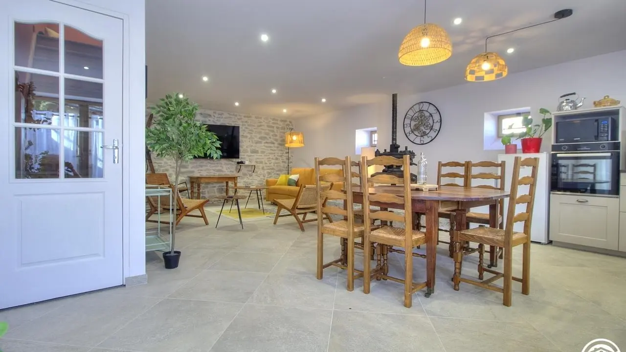 Cuisine avec une grande table à rallonge pouvant accueillir 12 convives