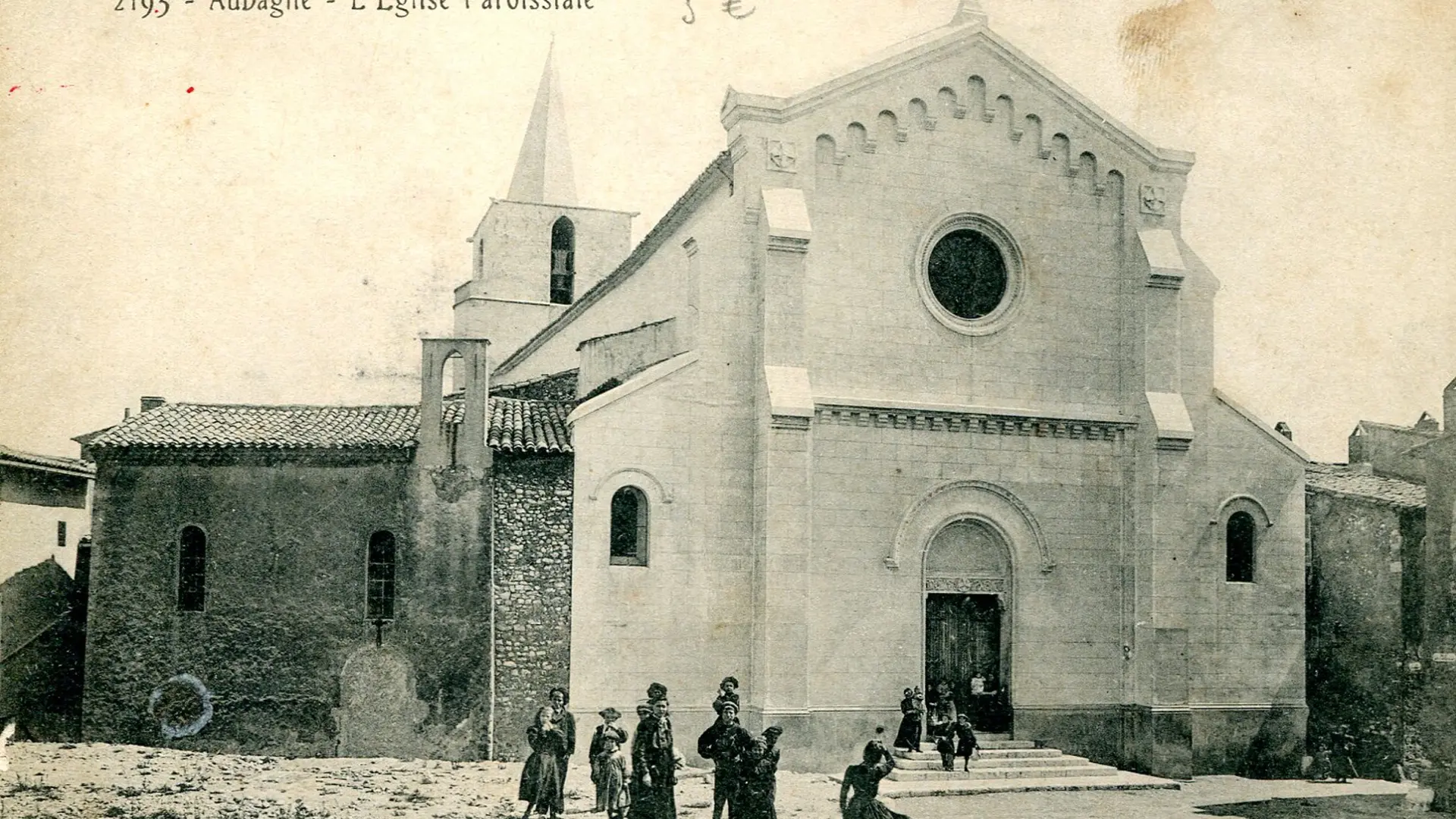 La façade de l'église vue depuis la place de l'Eglise après 1900