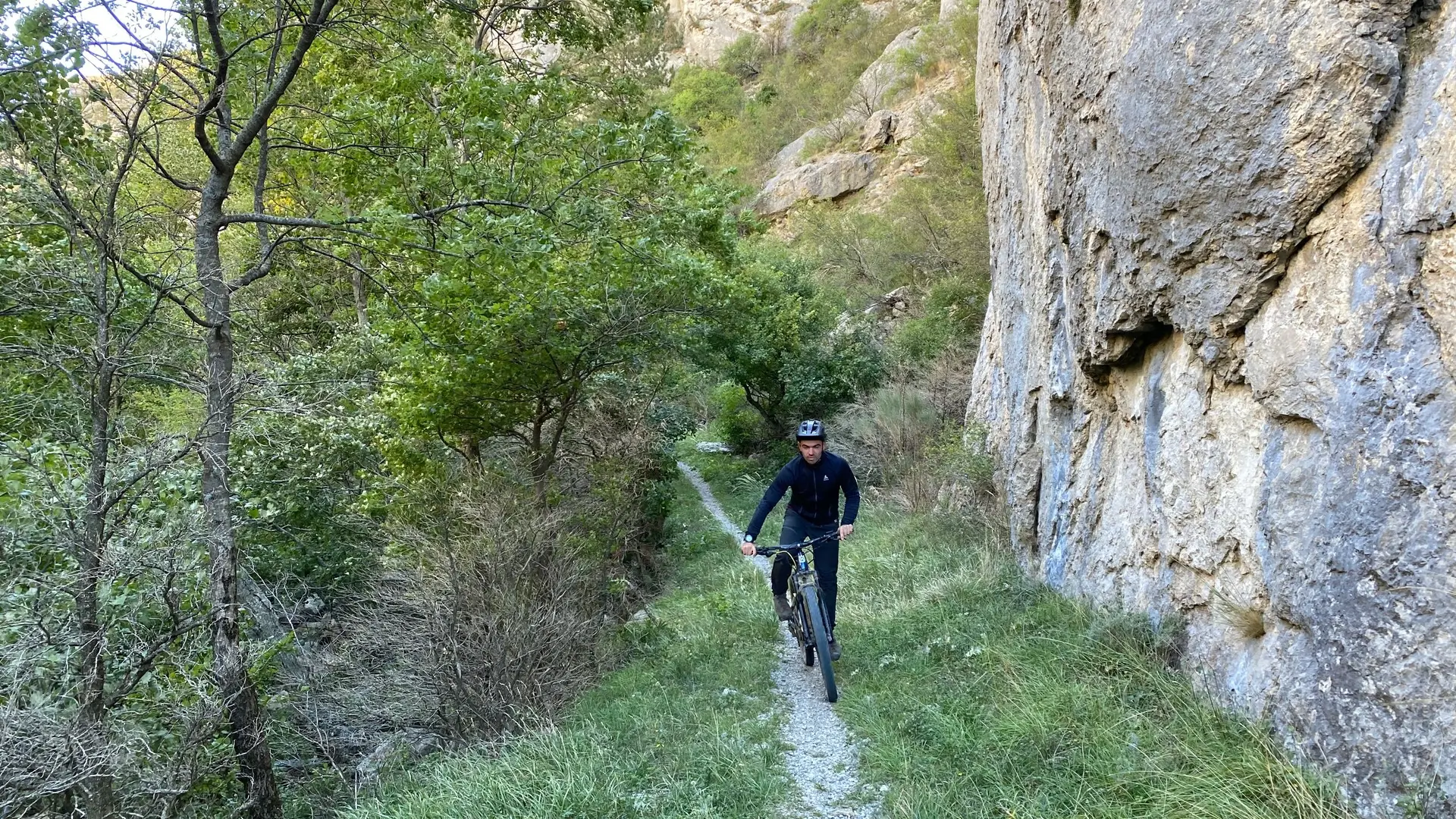 Passage au pied des falaises