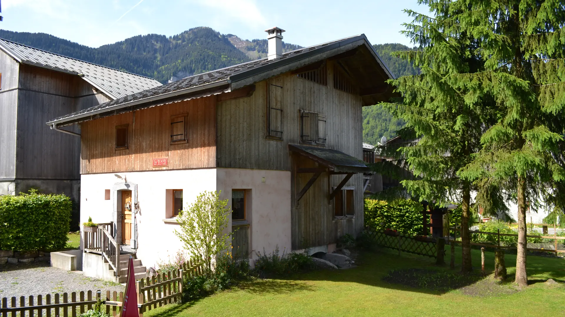 Vue sur le chalet en extérieur en été