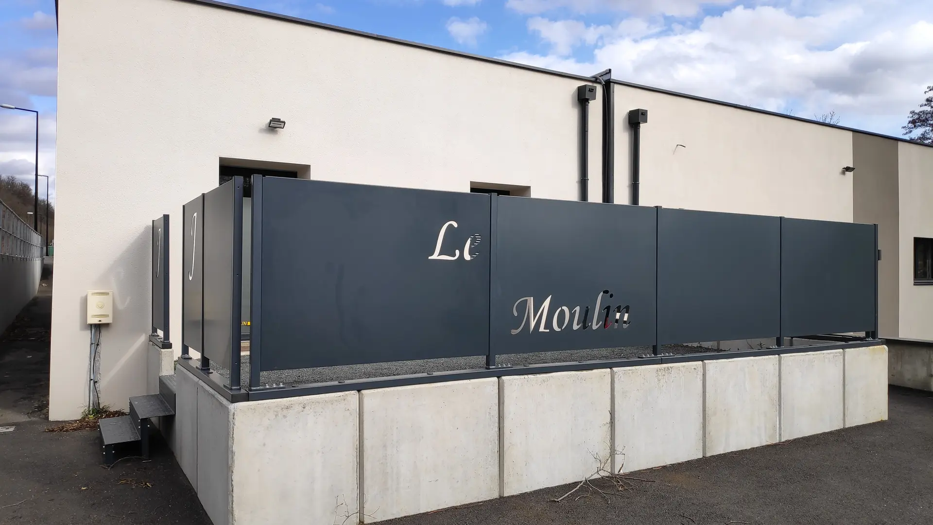 Entrée sur cour - Moulin Jaune