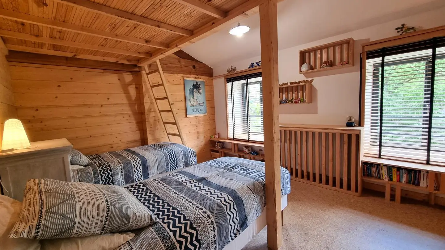 Chambre 4 dortoir : deux lits 90 & un lit 140 avec sommier sur mezzanine ( le couchage en hauteur ne convient pas aux enfants de moins de 6 ans).