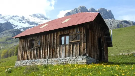 chalet d'alpage  en randonnée l'été ou en raquette l'hiver possibilité de coucher une ou plusieurs nuit . demander à maryse