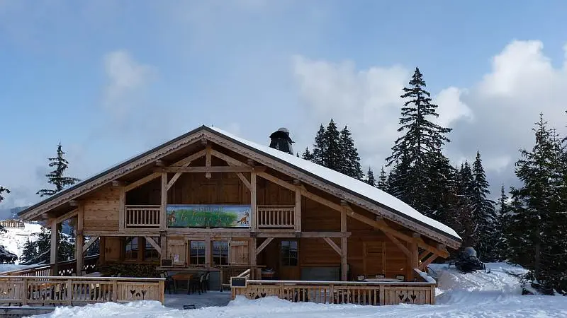 Vue sur la luge à Téran en hiver