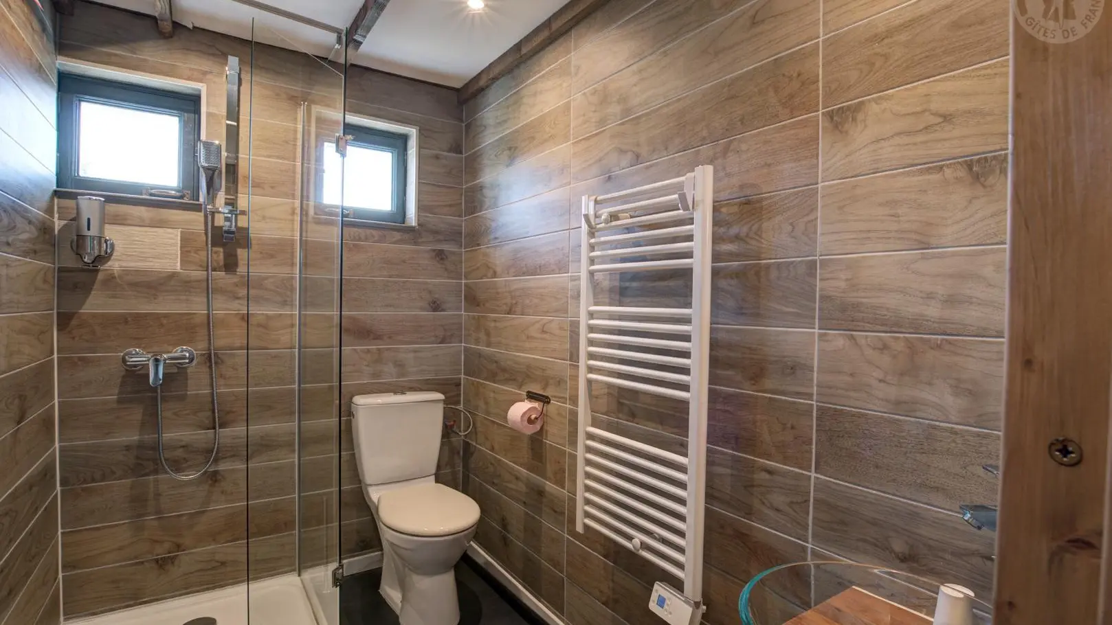 Chambre IBERIS : lit 160x200 - sanitaires complets et privatifs à la chambre : douche, vasque et WC.
