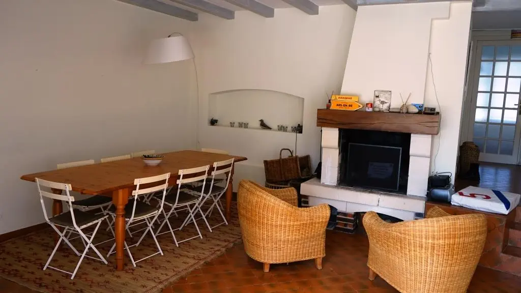 Salón con mesa grande y chimenea
