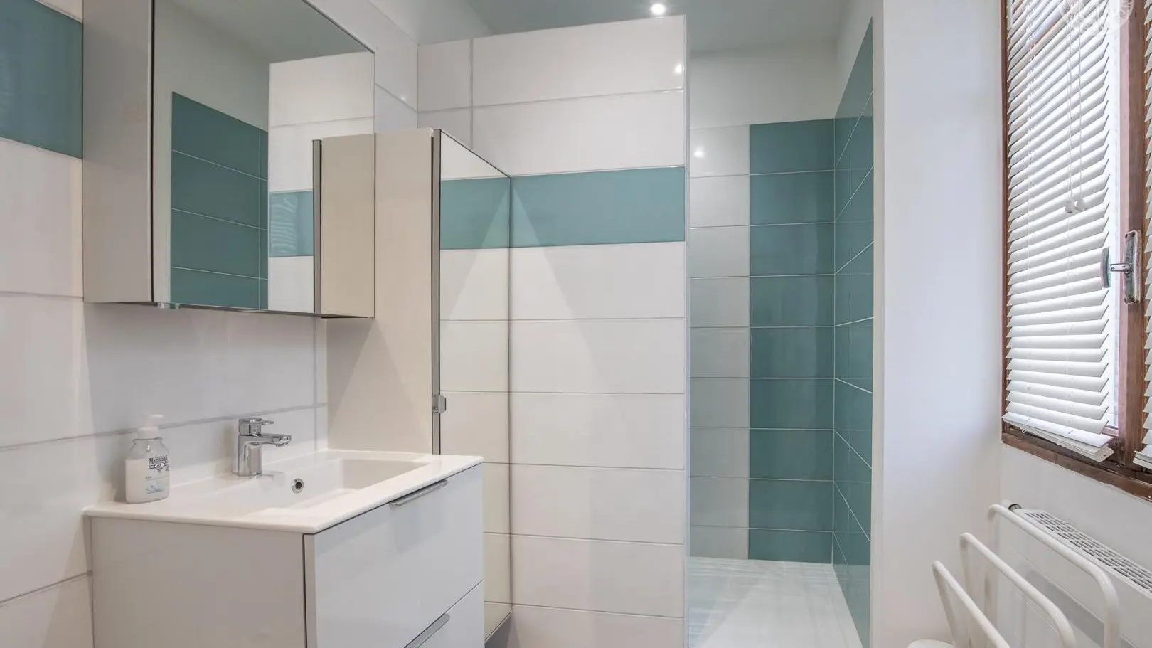 Chambre au rez-de-chaussée avec une salle d'eau privative