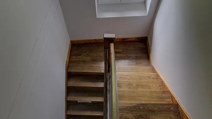 escalier bois pour monter à l'étage