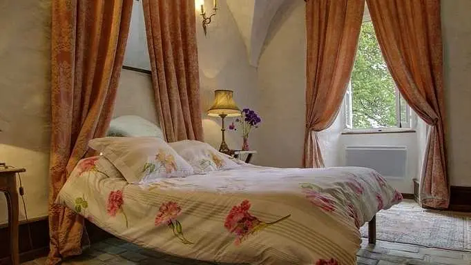 Chambre nuptiale en alcôve avec son plafond en voûtes arrondies, telle la nef d'une chapelle.