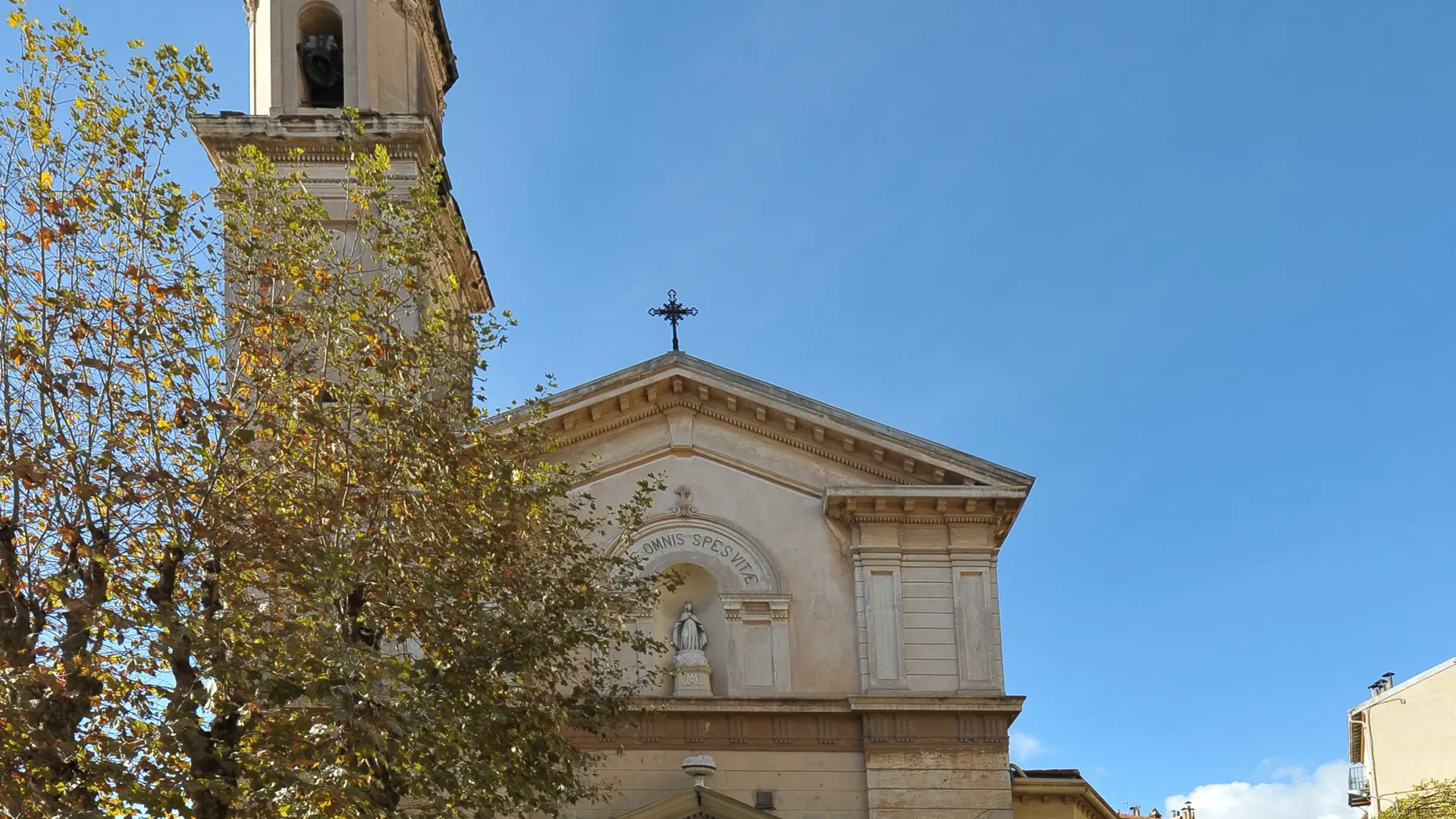 Extérieur et vue de l'entrée