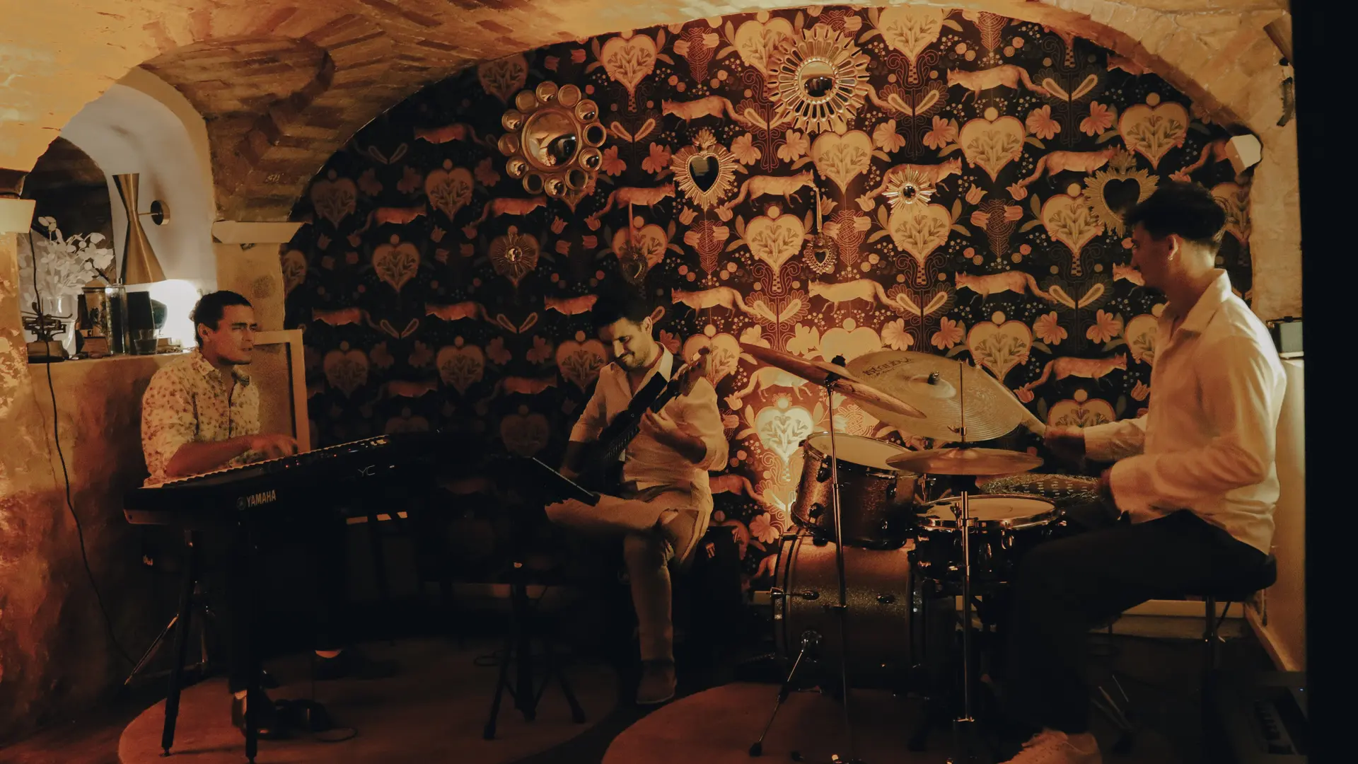 salle du bar, jazz concert, atmosphère cosy zitto bar à cocktail, port de nice