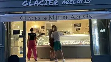 Devanture grise et moderne – Photo en soirée, affichant la façade revisitéе, sobre et élégante