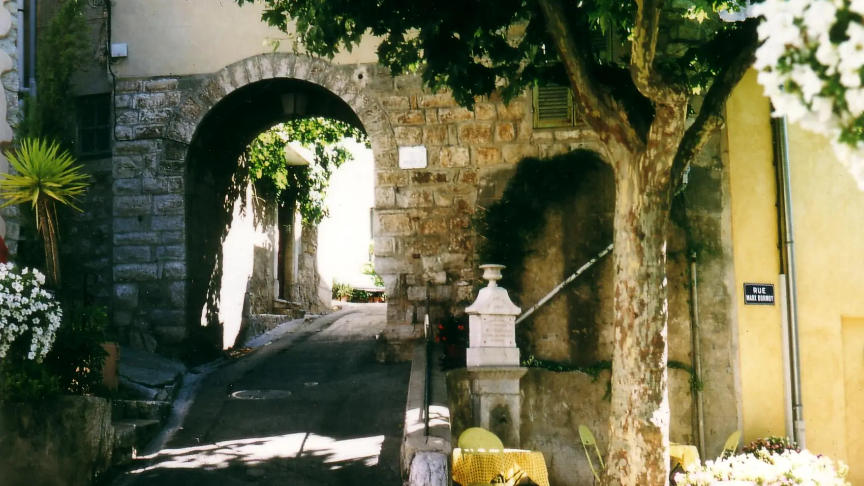 Porte de la Colle 2