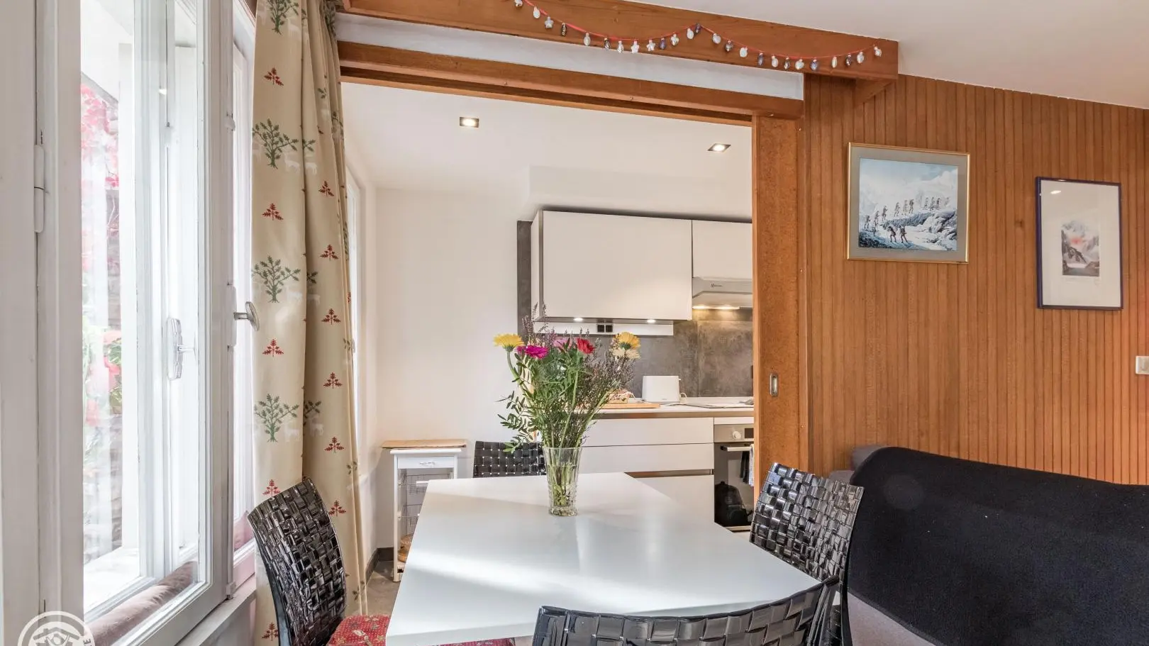 espace repas avec accès sur cuisine (séparée avec porte coulissante)
