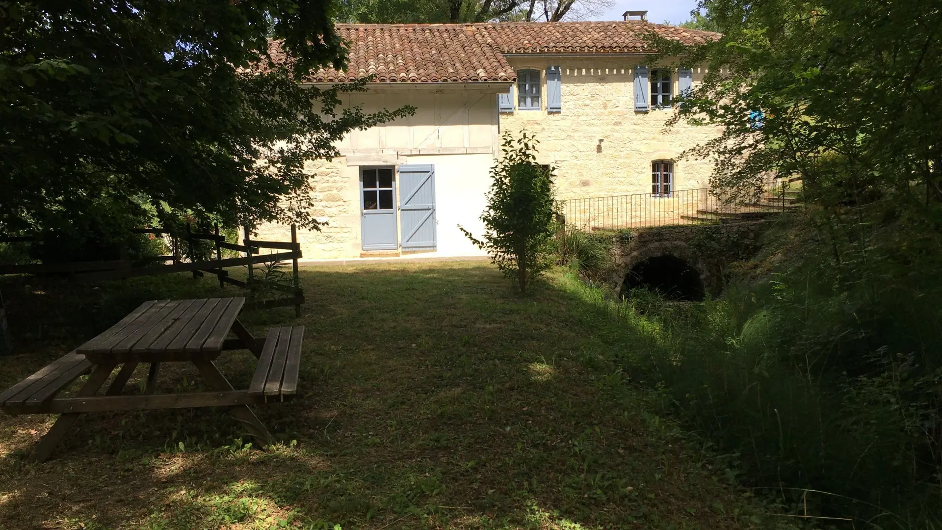 Vue du moulin depuis l'île