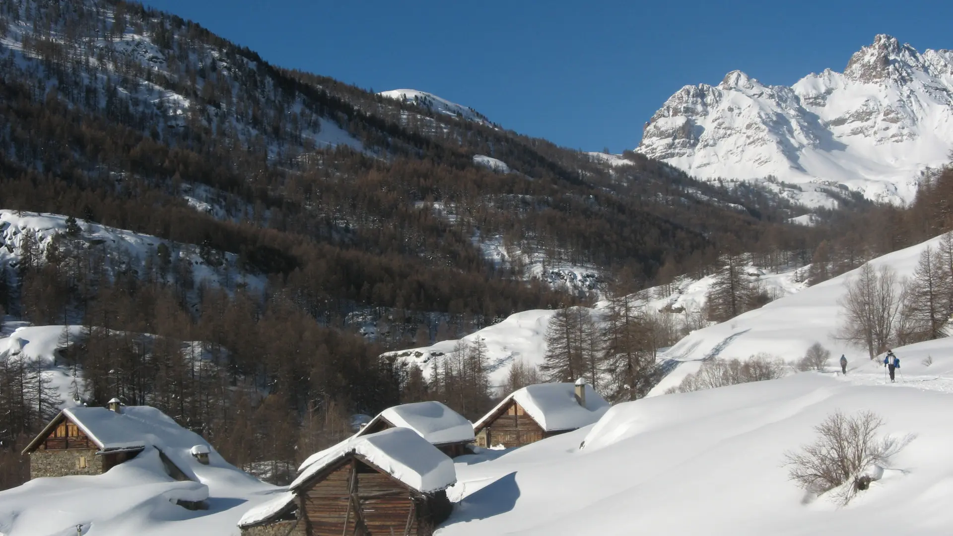 Hameau de la Haute-Clarée sous la neige