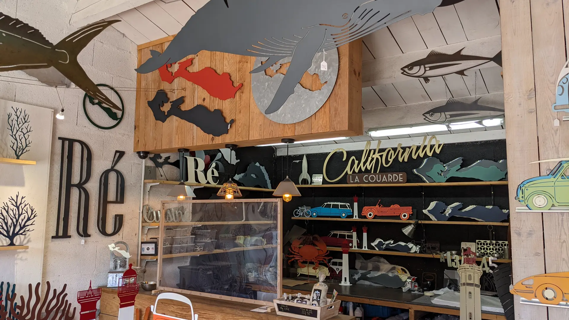 Abbildung des Ladeninneren mit einer Vielzahl von Kreationen