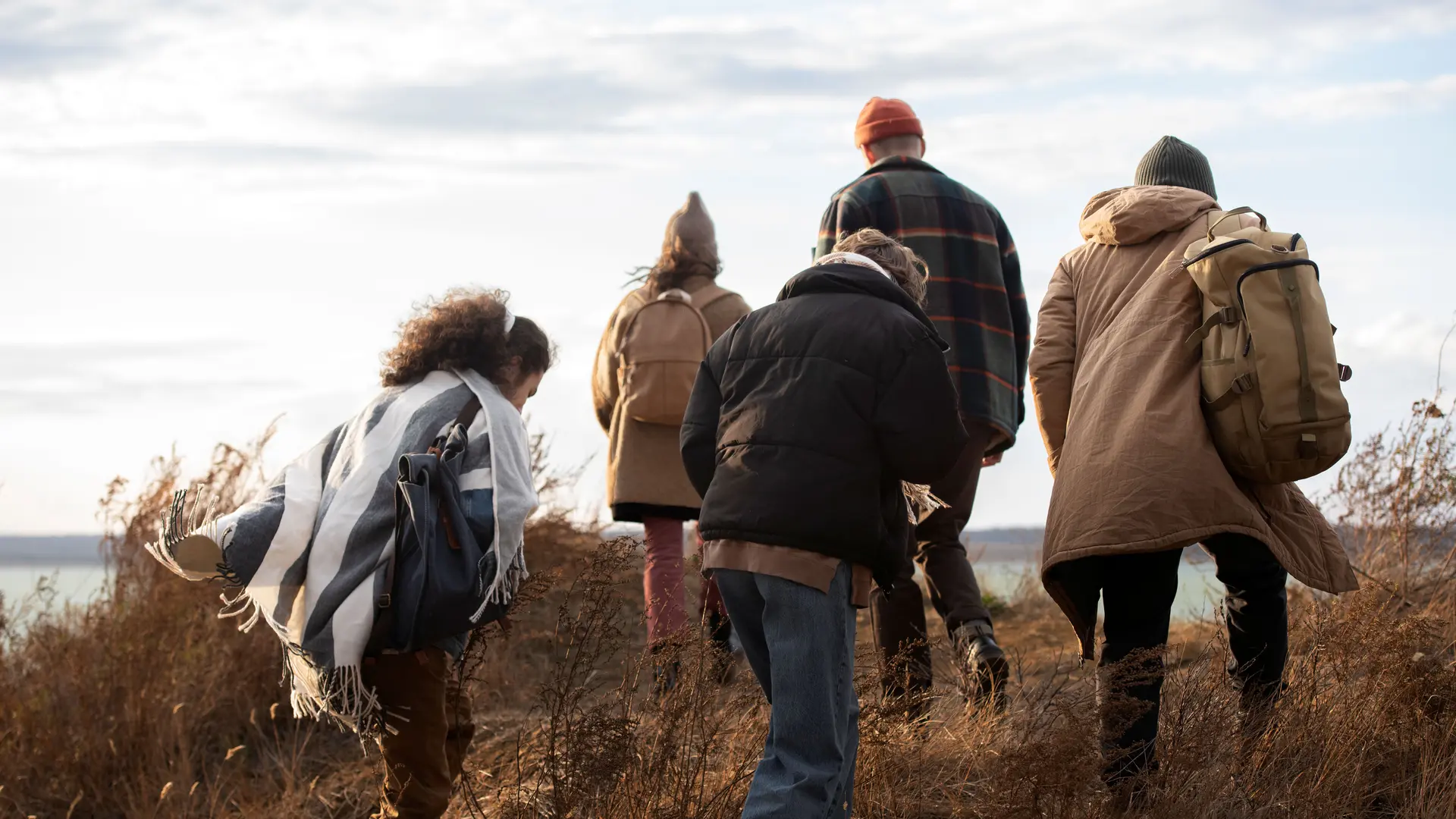 Des amis marchent arrivent ensemble sur le haut d'une colline