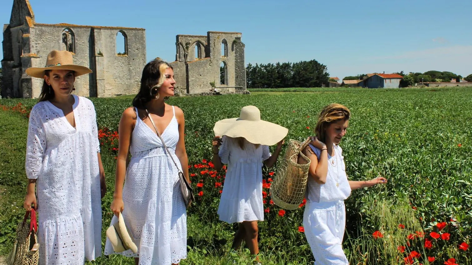 Sélection soignée de prêt-à-porter et d’articles mode.