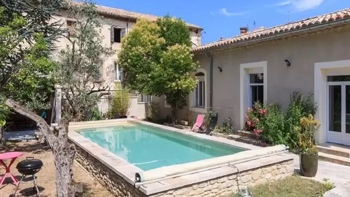 Le gîte et sa piscine