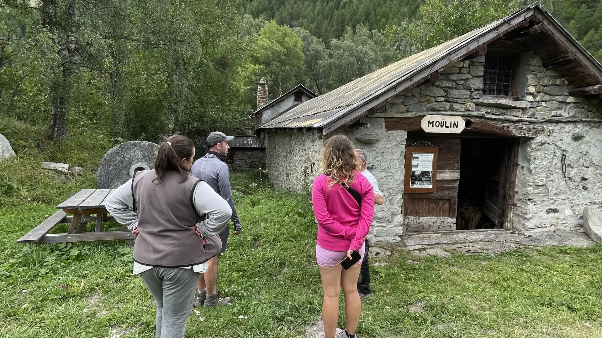 Le début de la visite extérieur du moulin