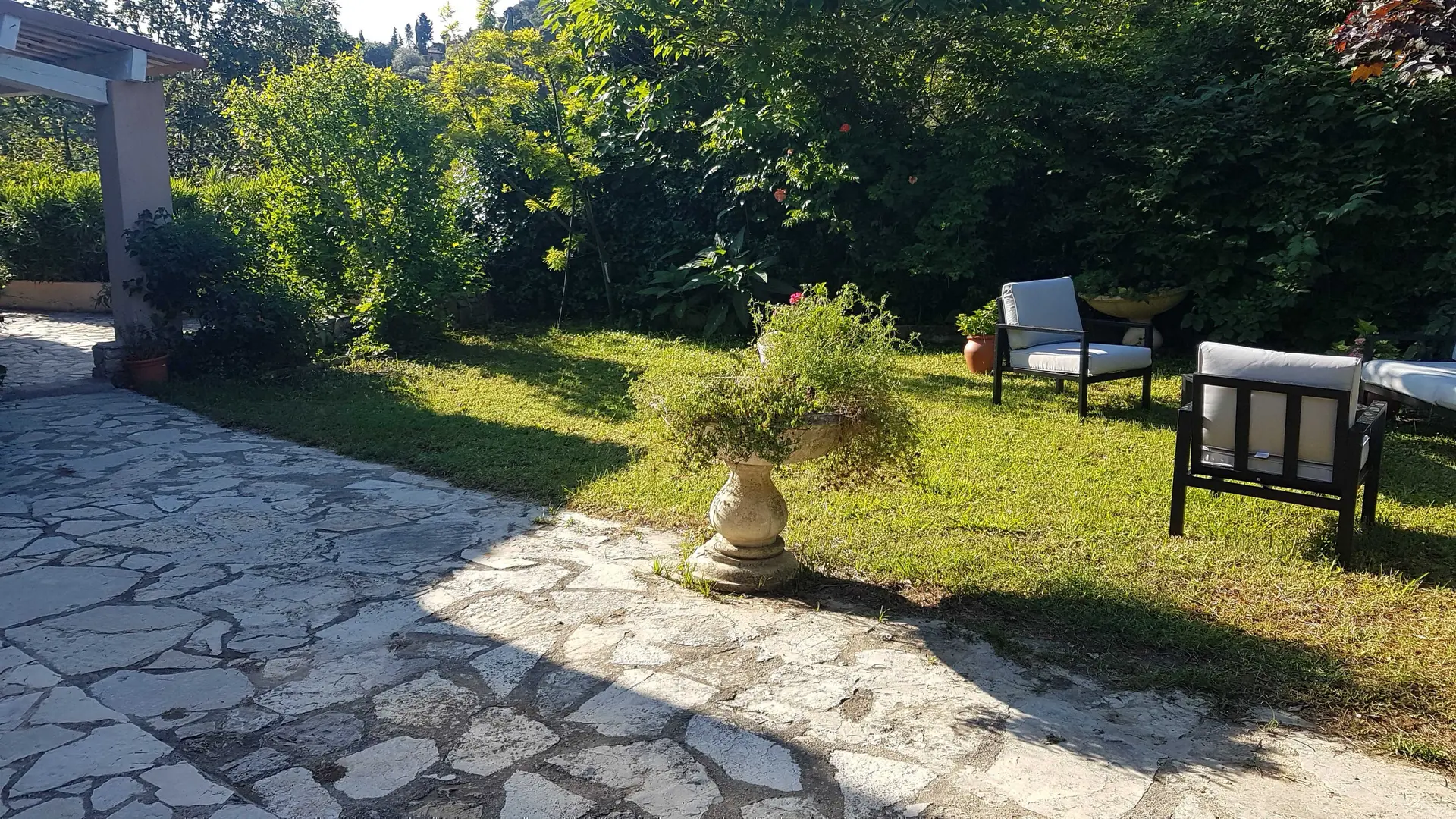 Gîte La source-Salon de jardin-Vallauris Golfe Juan-Gîtes de France Alpes-Maritimes.