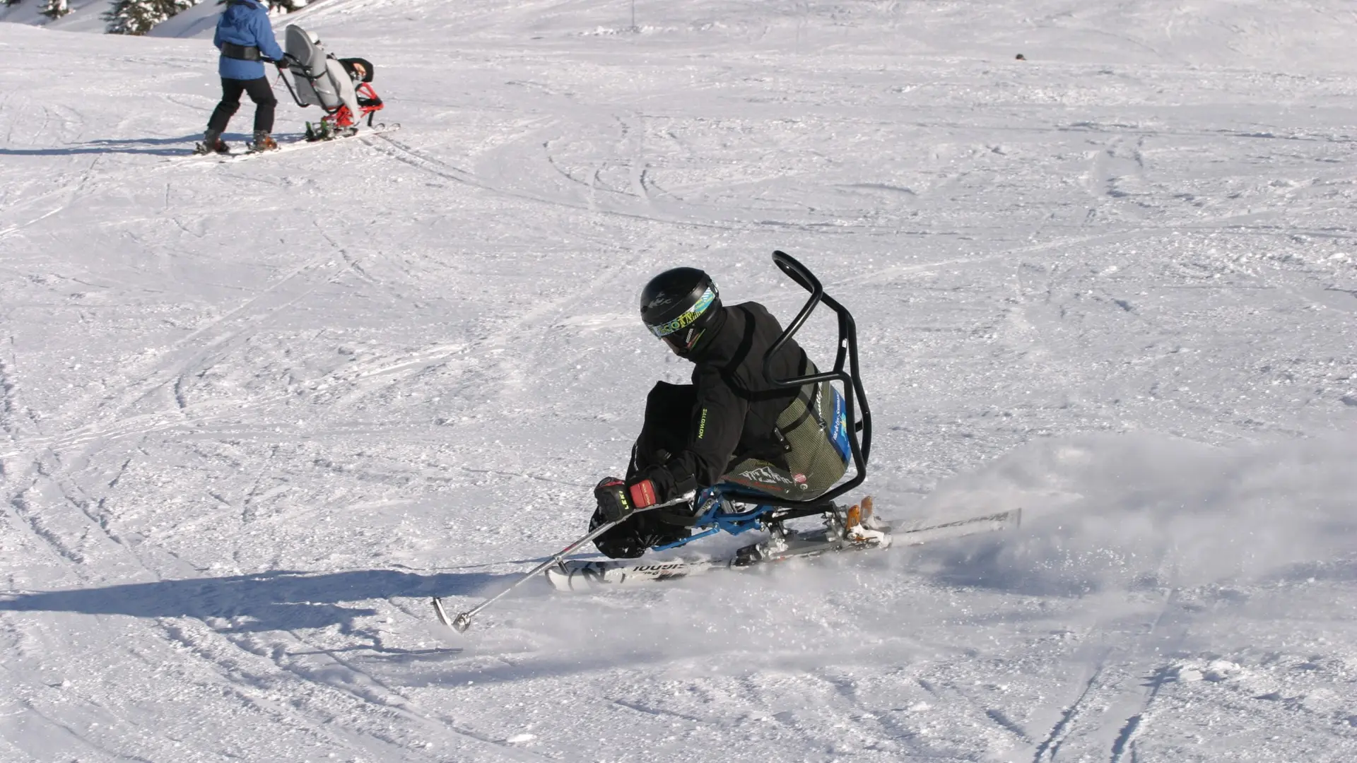 Jérôme en Dualski au premier plan et Laetitia et Emilie en Dualski piloté au second plan