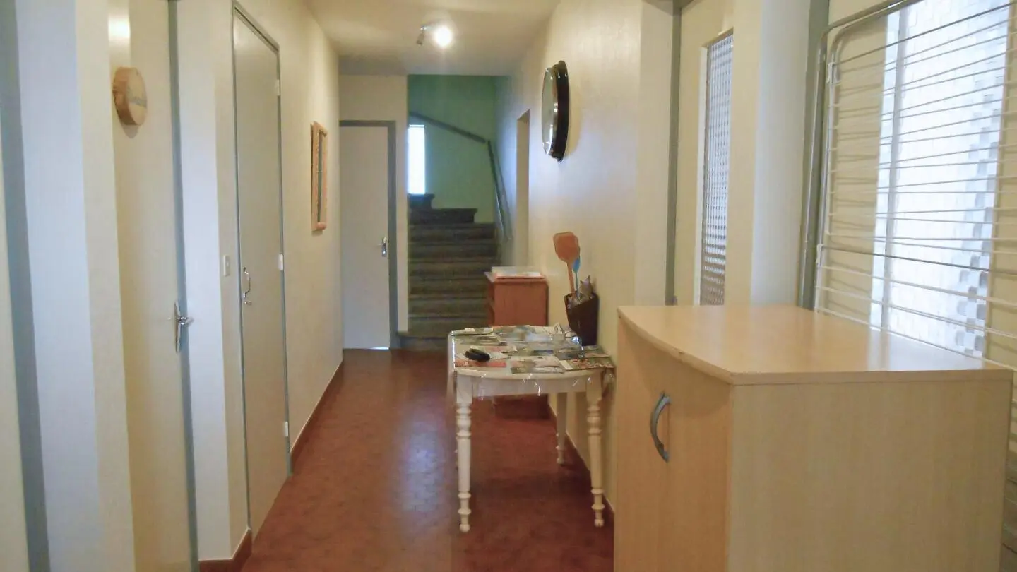 L'entrée au 1er niveau et qui dessert l'ensemble des pièces de vie