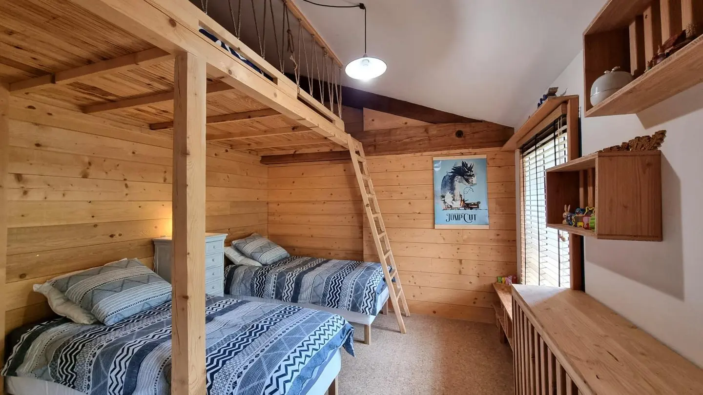 Chambre 4 dortoir : deux lits 90 & un lit 140 avec sommier sur mezzanine ( le couchage en hauteur ne convient pas aux enfants de moins de 6 ans).