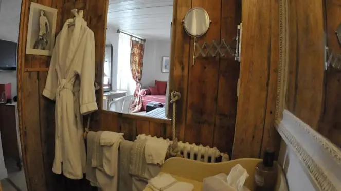 Salle d'eau ouverte sur chambre