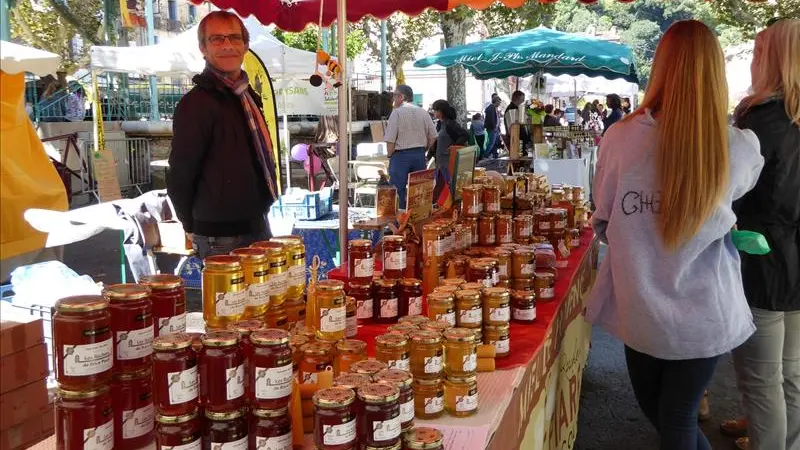 Vente de miel sue un marché