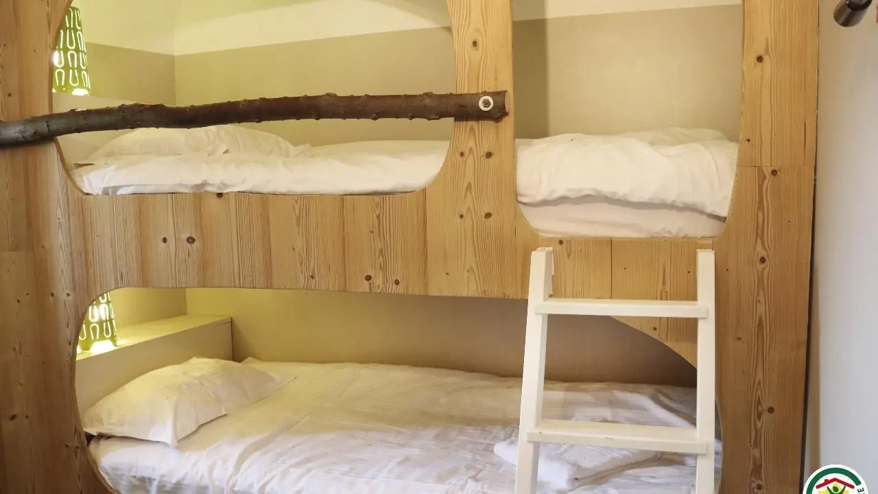 Chambre ludique pour les enfants à l'étage avec lits superposés (2x90). Le couchage en hauteur ne convient pas aux enfants de moins de 6ans.