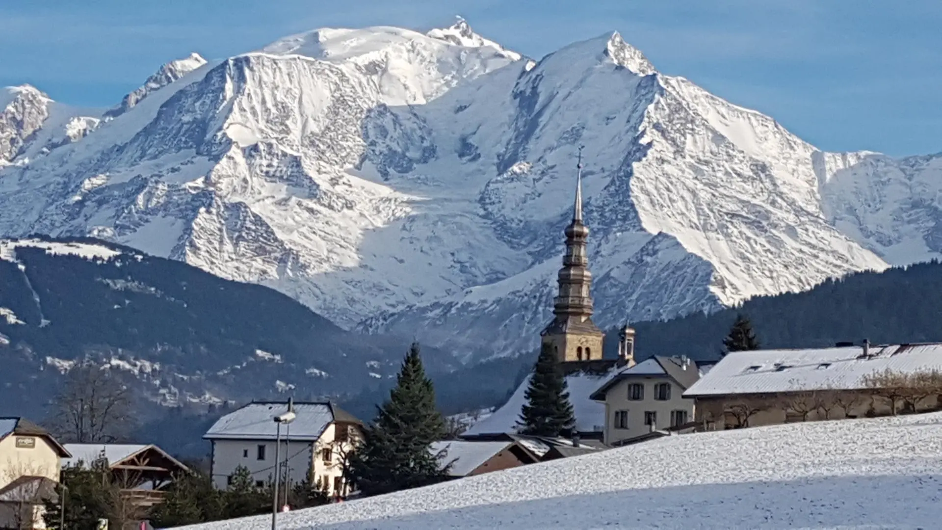 Combloux avec son clocher et la vue sur le Mont-Blanc