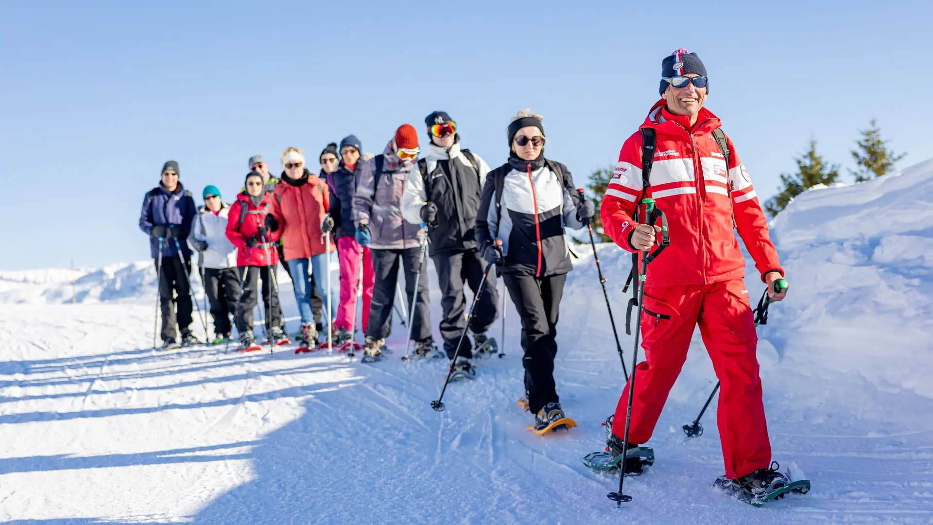 groupe de randonneurs en raquettes à neige
