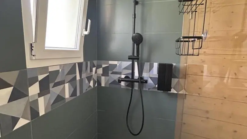 Gite de Bellet-Salle d'eau-1er niveau-Gîtes de France Alpes-Maritimes