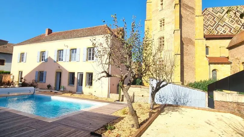 Une piscine chauffée 8 X 4 , avec rideau de sécurité pour vos enfants
