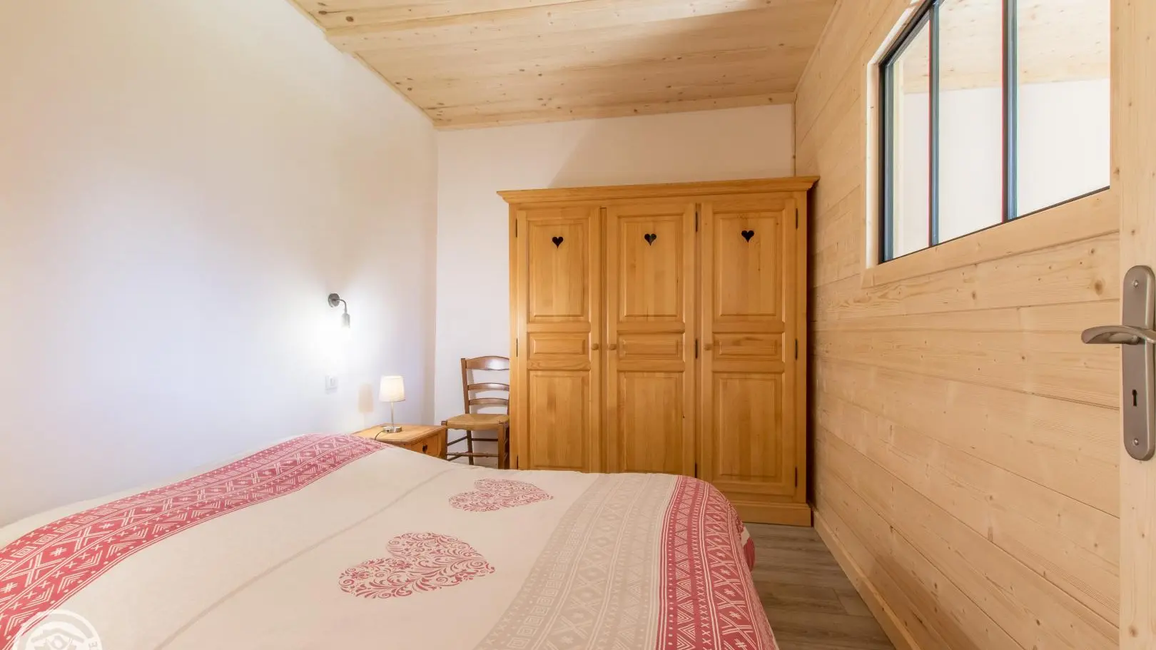 Chambre avec fenêtre intérieure (verrière)